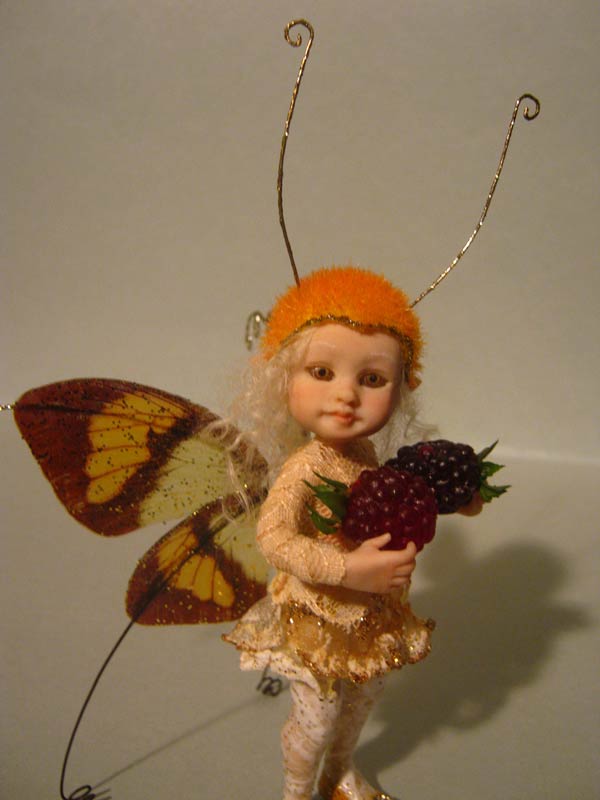 Little Fairy fae Mabel and the blackberries